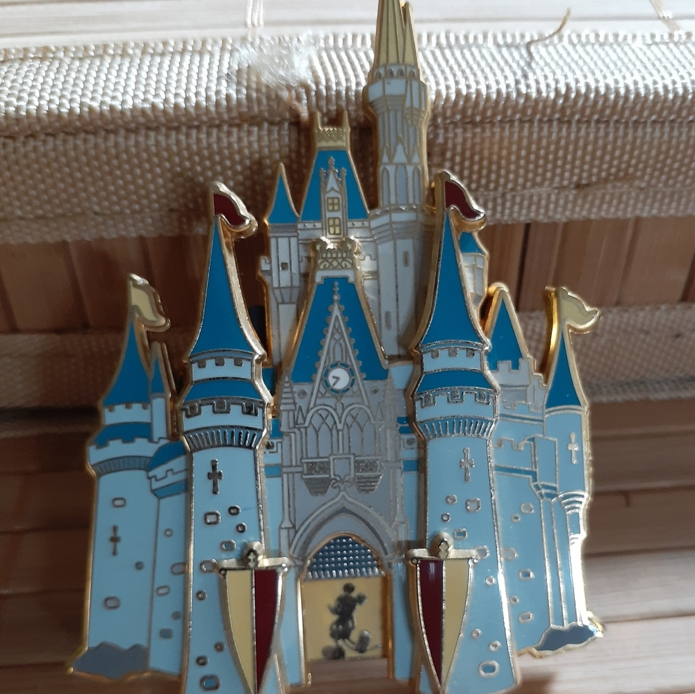 2003 Cast Exclusive 3D WDW Castle 3.5" Pin